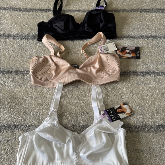 Bali Other - Bali bra NWT bundle